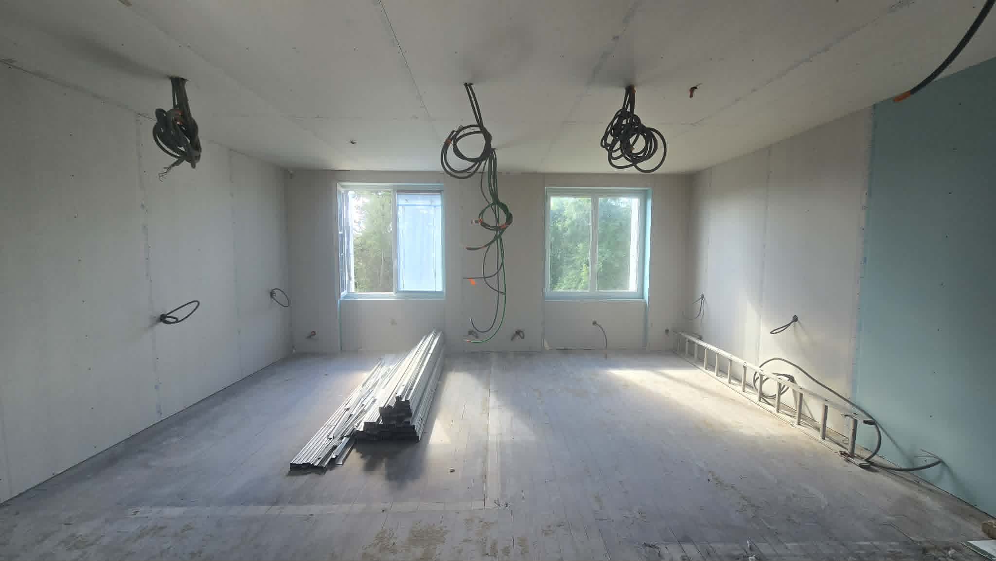 Grand espace plaqué — murs et plafond