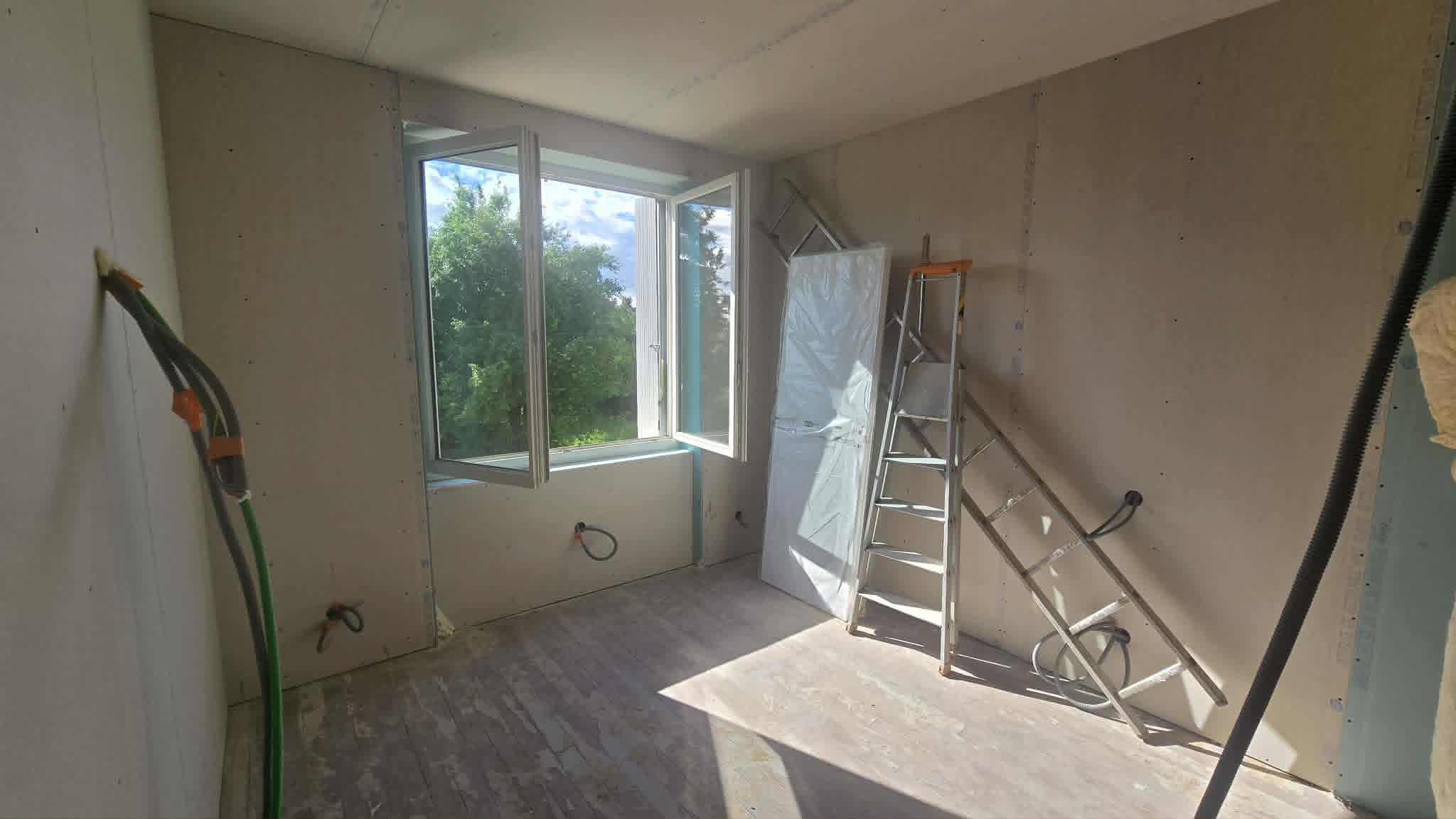Chambre rénovée lumineuse avec fenêtre