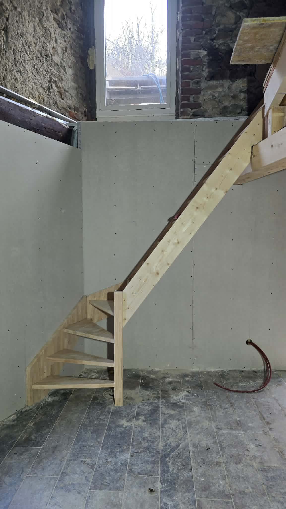 Escalier avec habillage placo en fond
